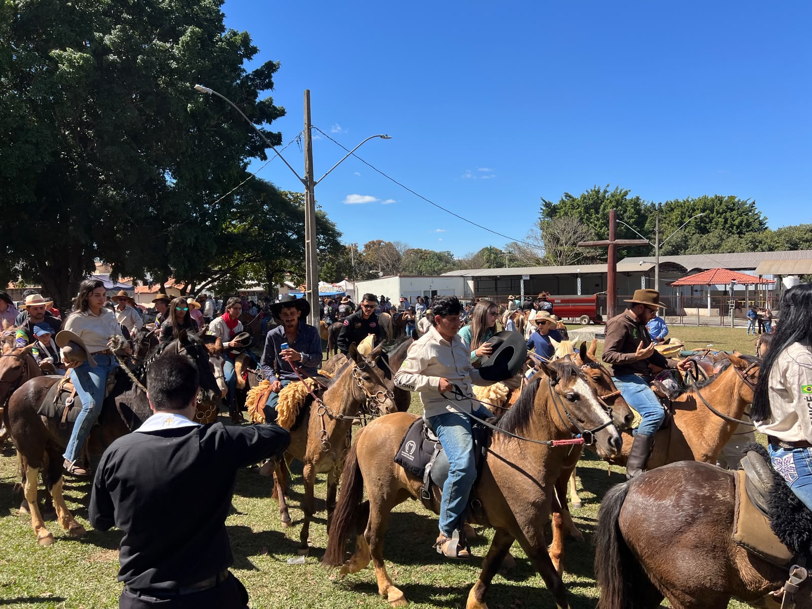 ANDREQUICÉ CELEBRA 138 ANOS DE FÉ, TRADIÇÃO E CULTURA COM CAVALGADA E EMOCIONANTE CHEGADA DOS CARREIROS