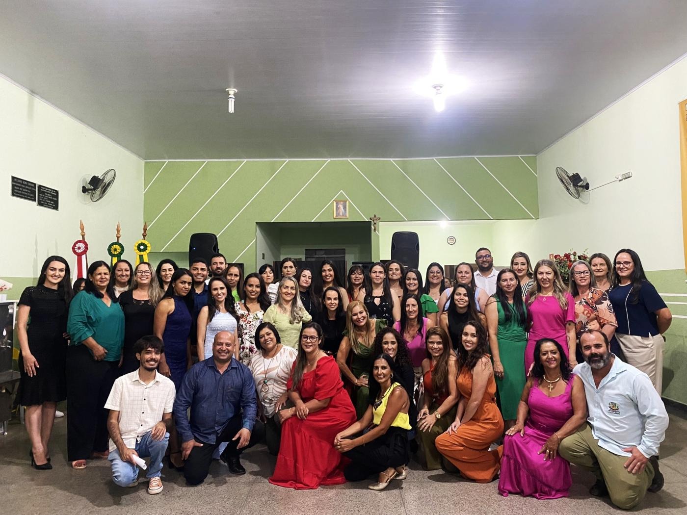 CINQUENTA E DOIS APROVADOS EM CONCURSO PÚBLICO TOMAM POSSE PARA ÁREA DA EDUCAÇÃO